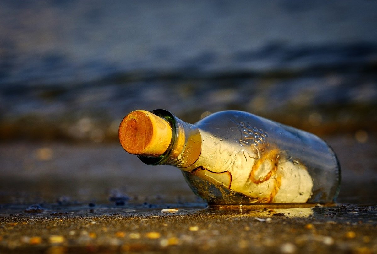 Foto einer Flaschenpost am Strand